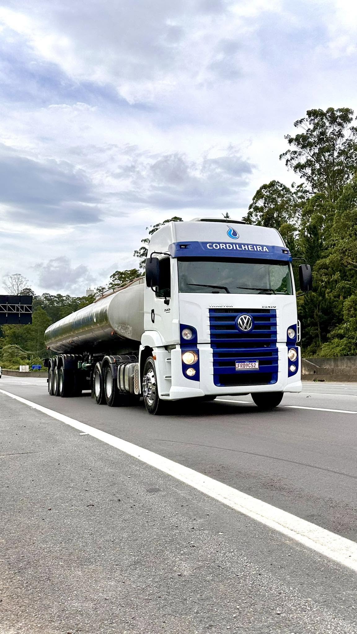 Caminhão-tanque Cordilheira em rodovia